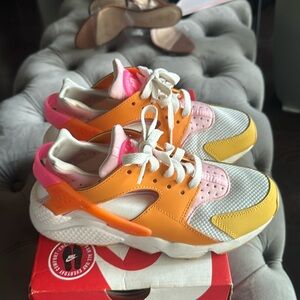 SOLD- Nike Huarache Size 7 Youth